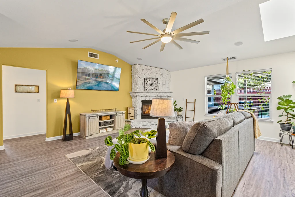 204 Crater Lake Dr - 009 (Photos)