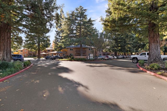 47 Cobblestone Dr - 001 Photos