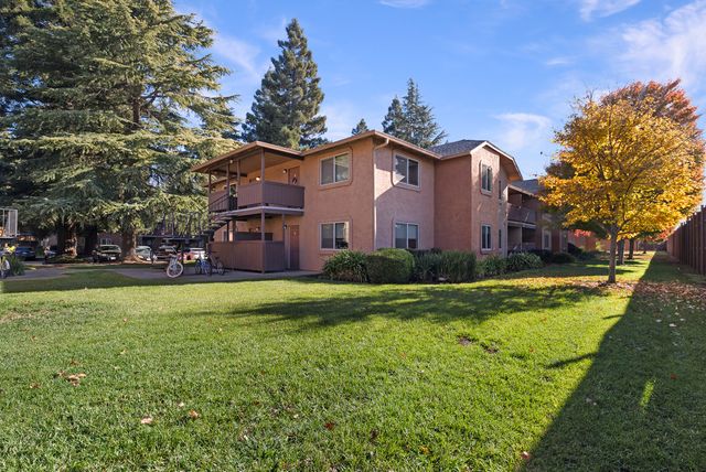 47 Cobblestone Dr - 003 Photos