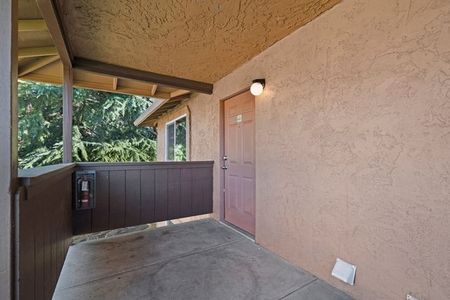 47 Cobblestone Dr - 005 Photos