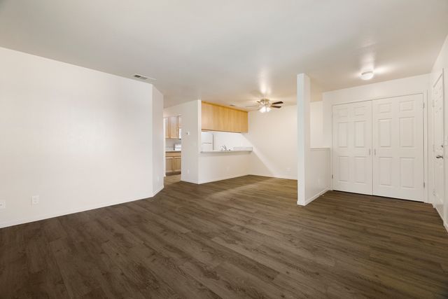 47 Cobblestone Dr - 008 Photos