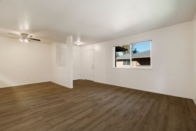 47 Cobblestone Dr - 009 Photos