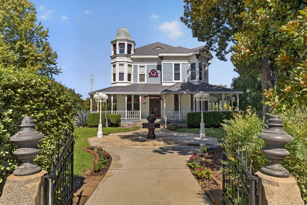 2690 S Villa Ave - 001 (Photos)