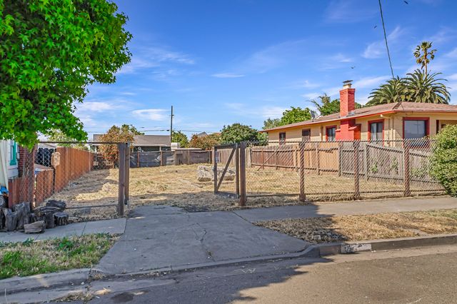 1737 Esmond Ave - 03 Photos