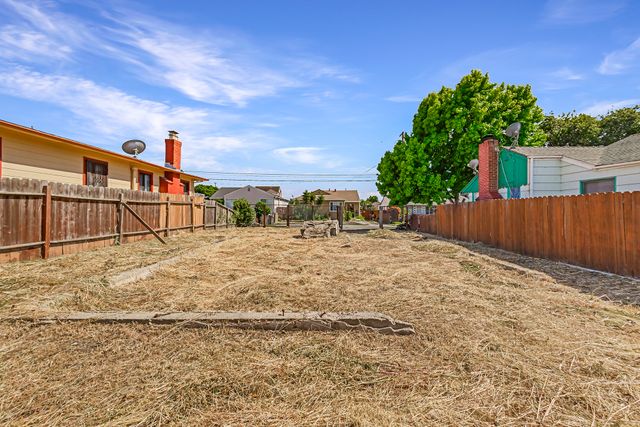 1737 Esmond Ave - 10 Photos