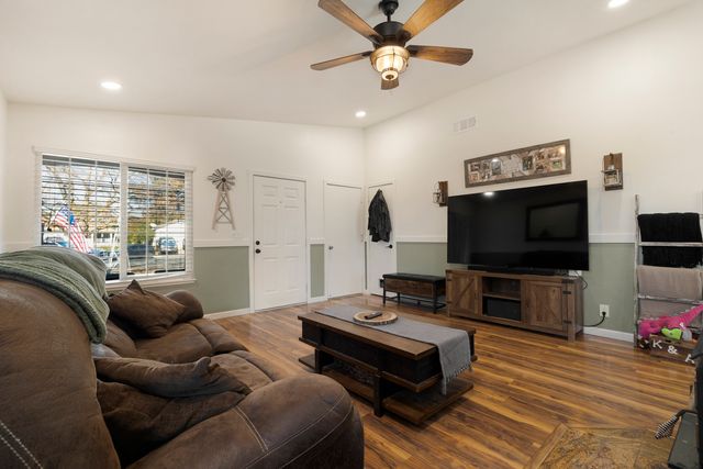 8 Olympus Ln - 009 Photos