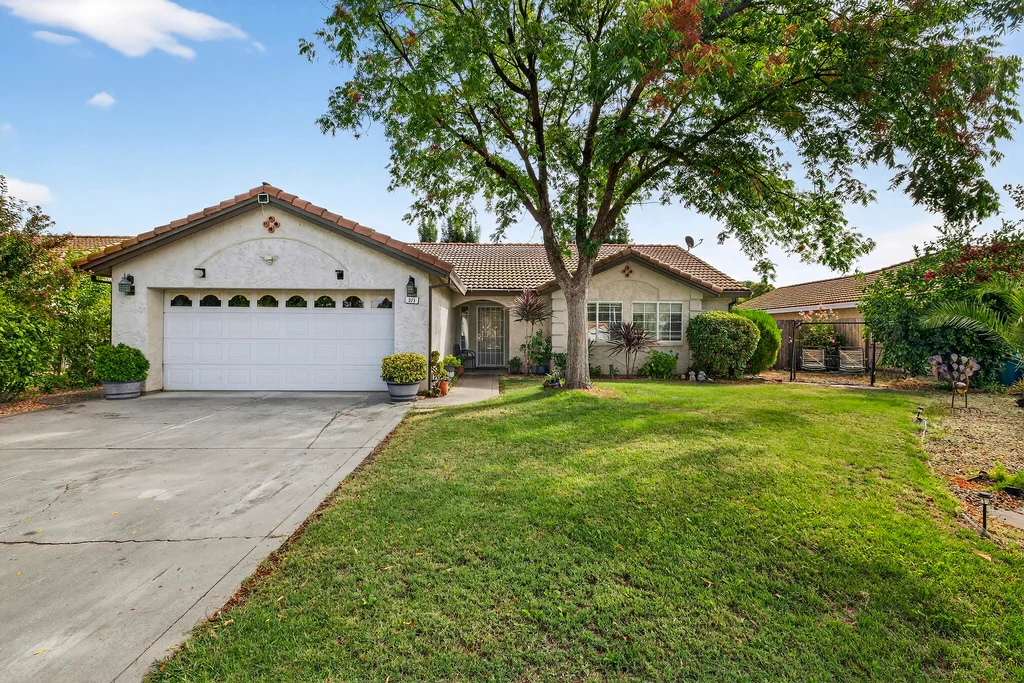 323 Woodhaven Dr - 001 (Photos)