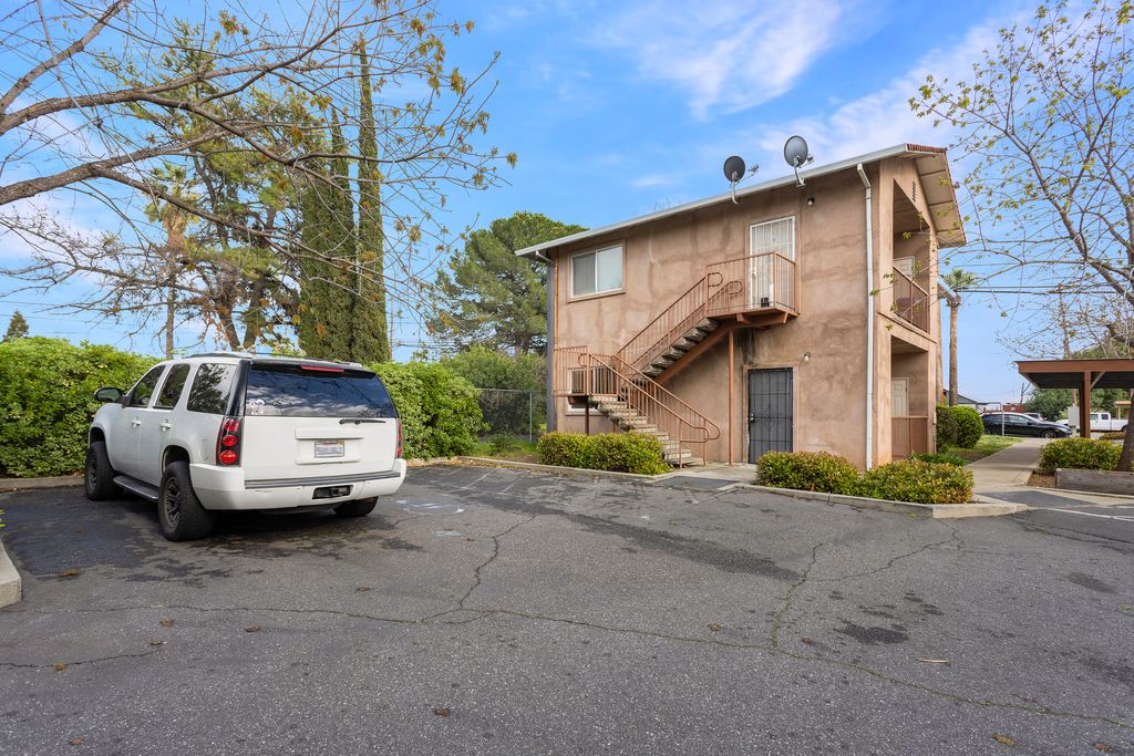 70 Grand Ave - 002 Photos