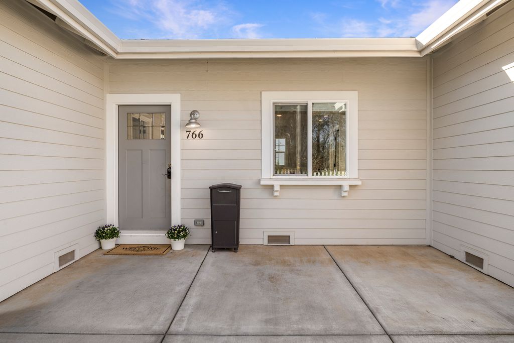 766 Willow St - 008 Photos