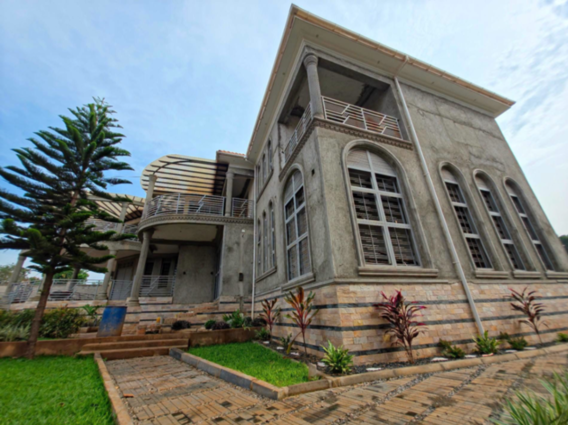 6-Bedroom House in NAKAWA DIVISION, KAMPALA for Sale