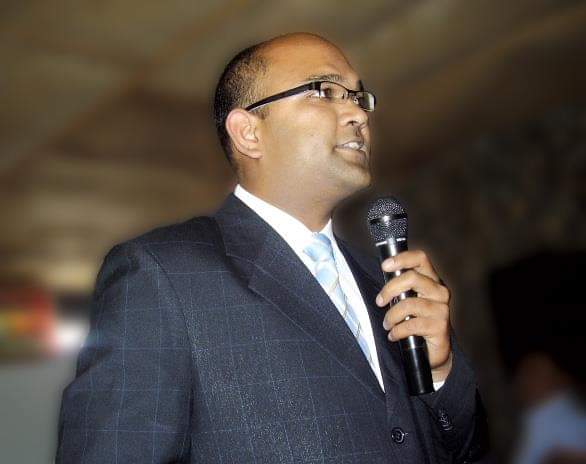 Alok Das giving a motivational training