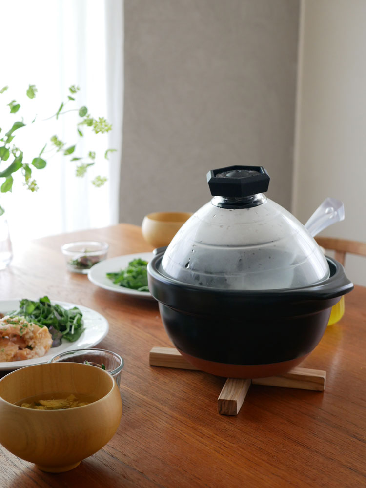 IH対応ガラス蓋付きのHARIOご飯釜「雪平」がキッチンでご飯を炊いている様子