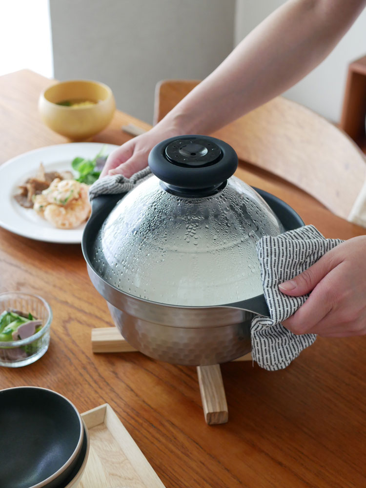 HARIO『雪平』IH対応ガラス蓋付きご飯釜。ステンレスとアルミ製のキッチン用調理器具。