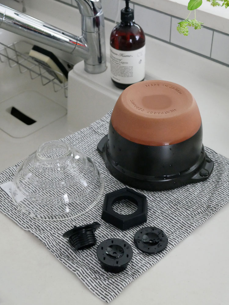 【HARIO】フタがガラスのIH対応ご飯釜「雪平」がキッチンカウンターに置かれている様子