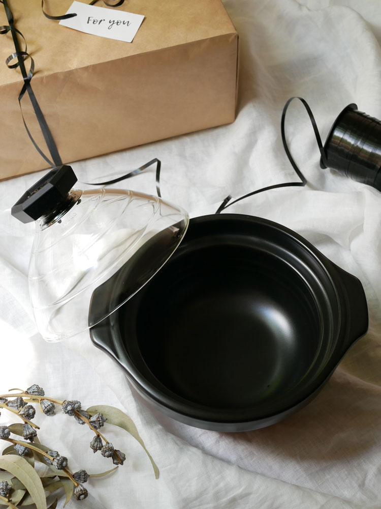 HARIO「雪平」IH対応のご飯釜。透明なガラス蓋とステンレス・アルミ製の鍋本体が特徴的なキッチン家電