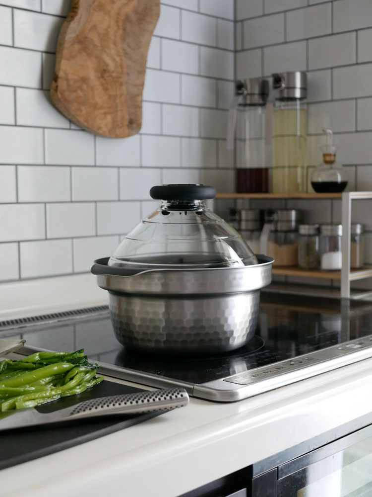 HARIOのガラス蓋付きIH対応ご飯釜「雪平」、ステンレスとアルミ素材のキッチン家電