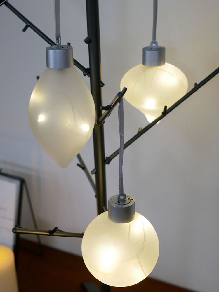 Horn Please MADEのLEDガラスフロストオーナメント3個セット。直径8cm、高さ10.5cmの繊細なガラスにLEDライトを組み込んだ照明装飾品