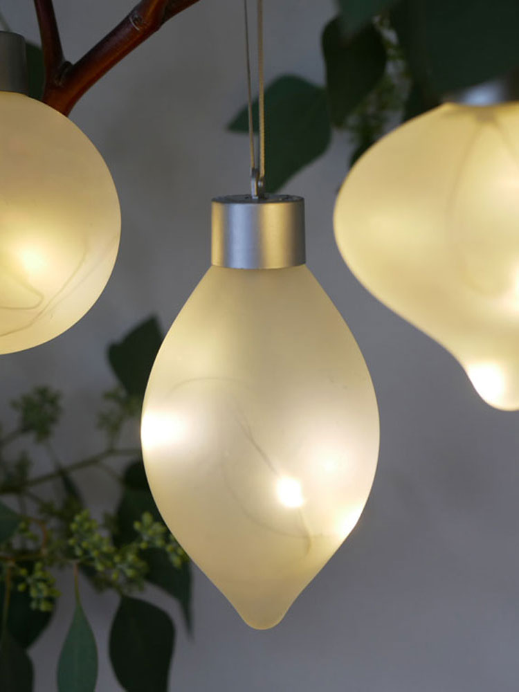 Horn Please MADE製のLEDライトグラスフロストオーナメント3個セット。直径8cm、高さ10.5cmのガラスとプラスチック素材で繊細なデザインが特徴。