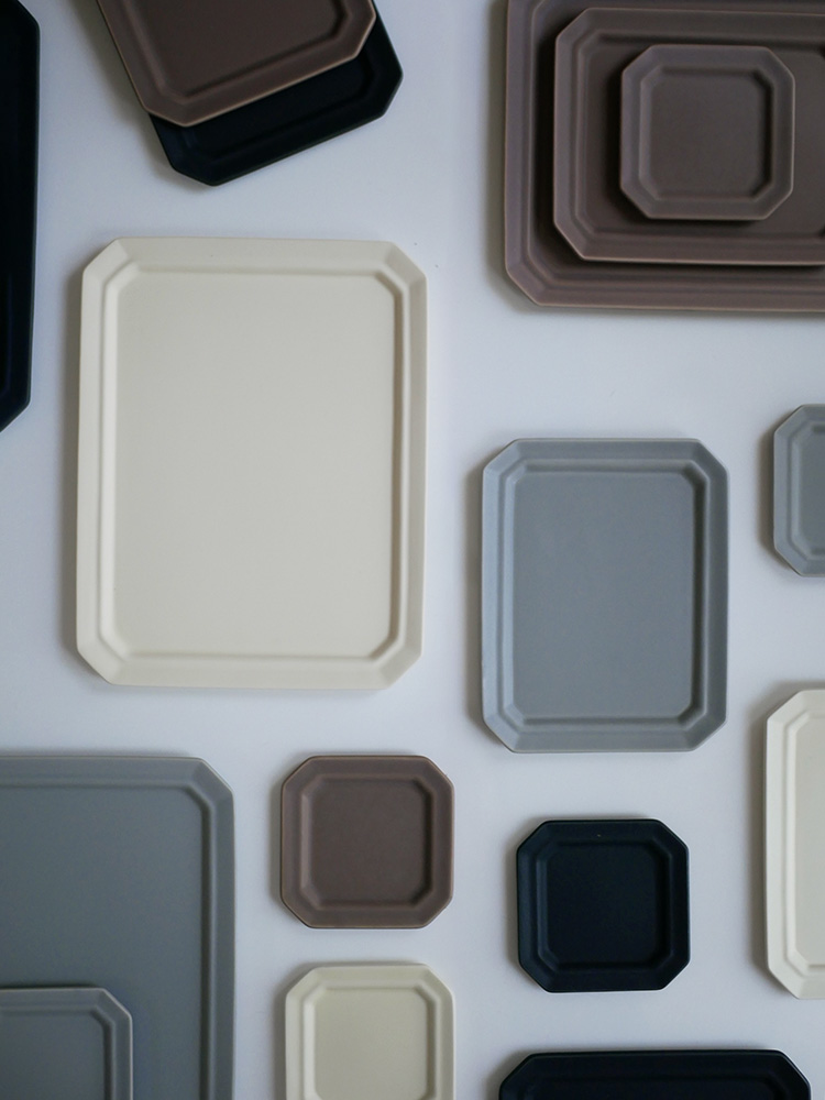 SAKUZAN製の手作り磁器Saraスクエア、四角形の食器の写真