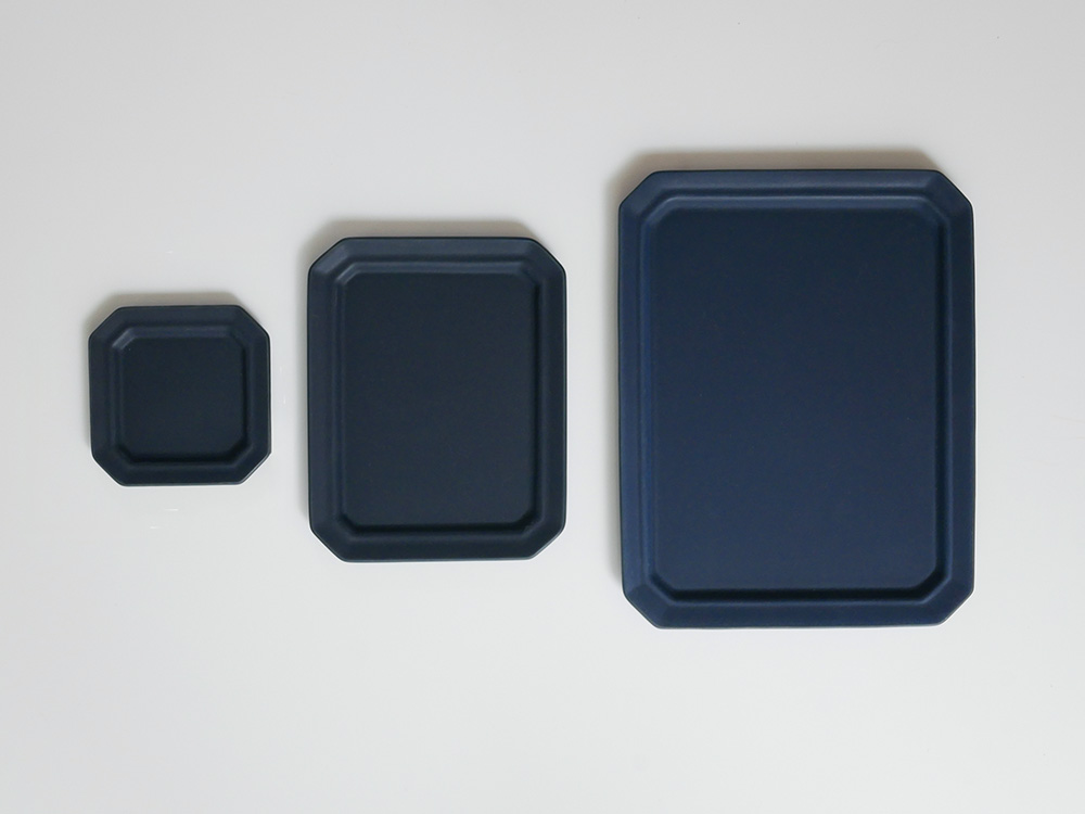 SAKUZANブランドのSaraスクエア、岐阜県土岐市製の磁器製四角い食器が異なるサイズ（L、M、S）で並べられている様子