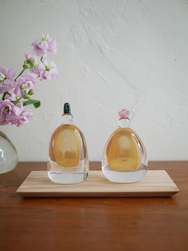 硝子屋 PRATO PINO のガラスお雛様がガラス瓶と共に静かに並べられた静物写真