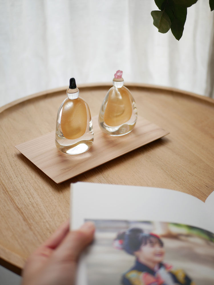 硝子屋 PRATO PINOの手作りガラス製お雛様が、木箱と飾り台に美しく飾られている様子