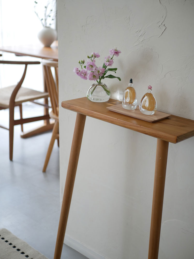 木製の飾り台に配置された硝子屋 PRATO PINOのガラスお雛様