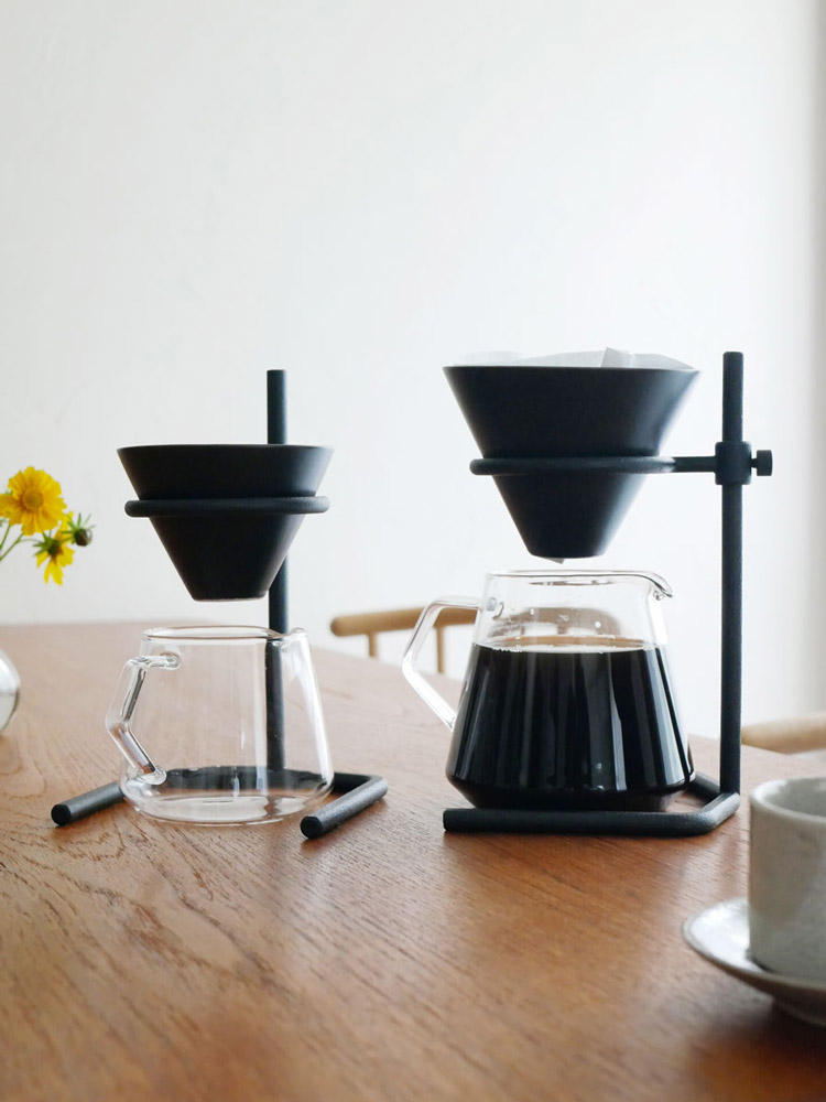 黒色のステンレス製スタンドにコーヒーカップと耐熱ガラスのサーバーがセットされたKINTOブリュワースタンドセットの画像