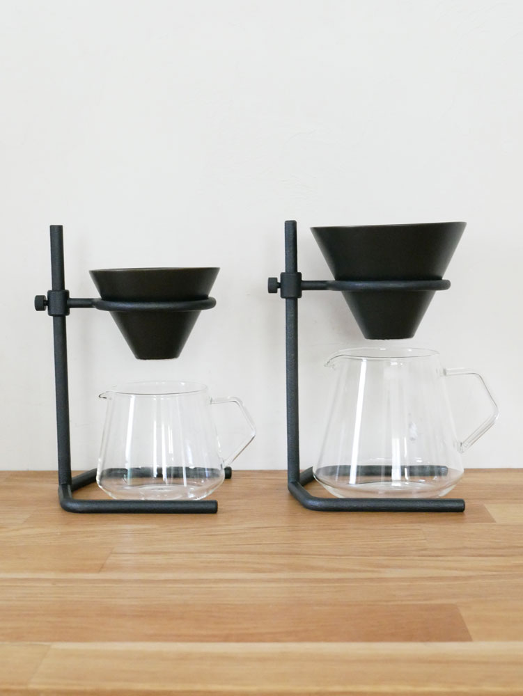 キントー製ブラックブリュワースタンドセット。ステンレス製スタンドにガラスサーバーと磁器製ブリューワーがセットされています