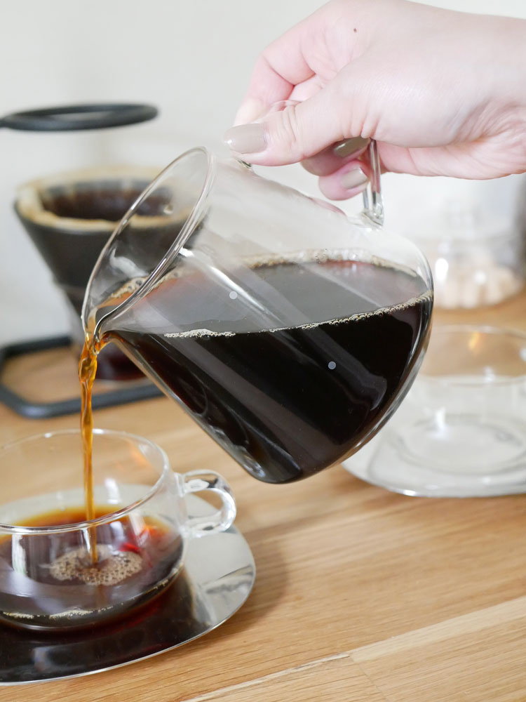 KINTO/キントーのブラックブリュワースタンドセット。スタンド、サーバー、ホルダー、ブリューワー、コットンペーパーフィルターが揃い、コーヒーや茶の提供に最適なデザインのセットです。