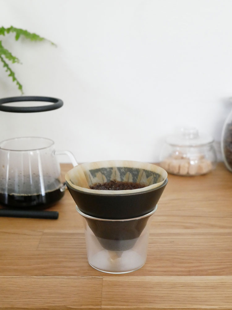 キントーのブラックブリュワースタンドセット。ステンレス製スタンドに耐熱ガラスのサーバーと磁器製ブリューワーが組み合わさったコーヒー用セット