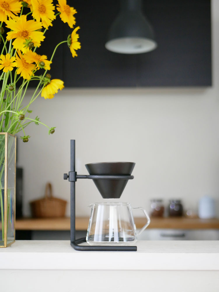 KINTOのブラックブリュワースタンドセット。ステンレス製スタンドにコーヒーメーカー、耐熱ガラス製サーバー、カップが並んだキッチン用具のセット。