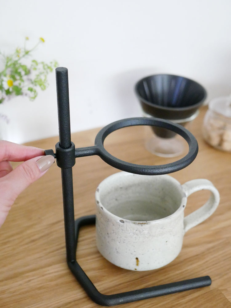 黒色のキントー製ブリュワースタンドセットに含まれるカップやマグ、サーヴェルウェアが整然と並べられた写真