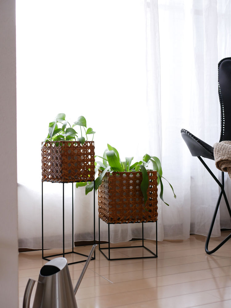 CreerクレエのUTILE Octa ユティル オクタ ポットスタンドに花鉢と籐製バスケットが配置された室内インテリア