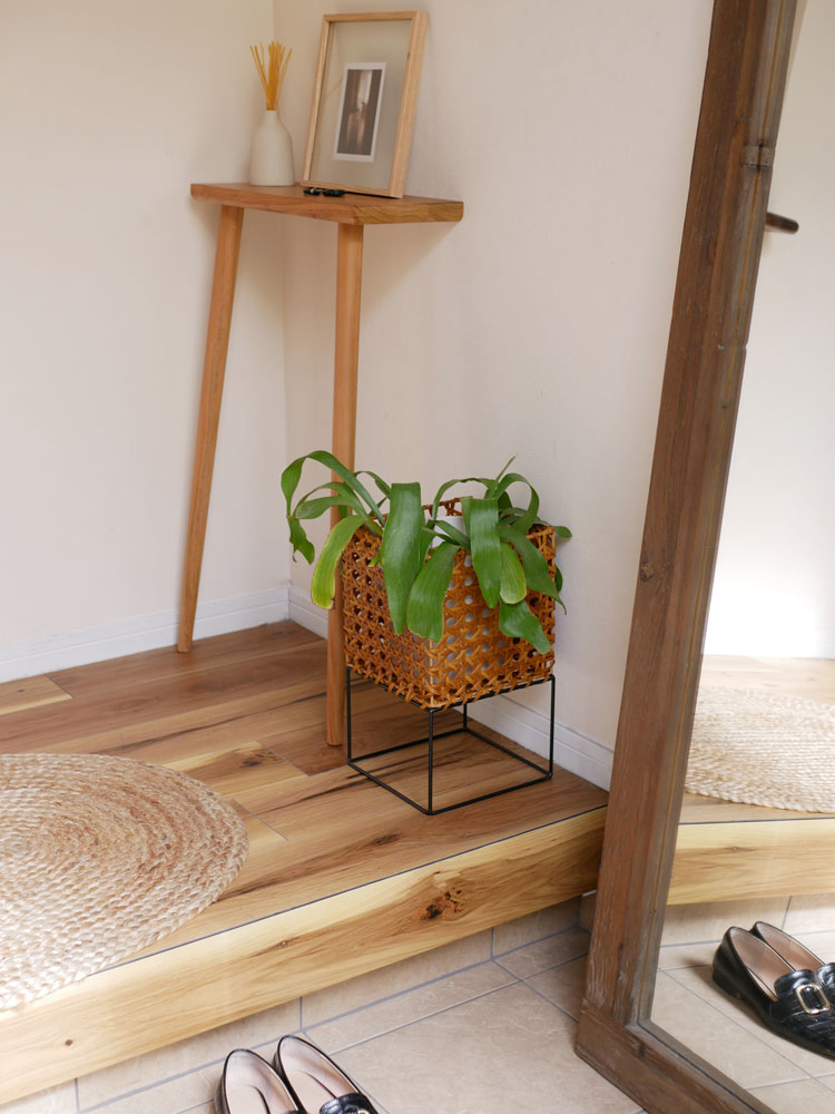 クレエUTILEオクタポットスタンドに鉢植えが置かれ、木製の床の上に配置されている様子