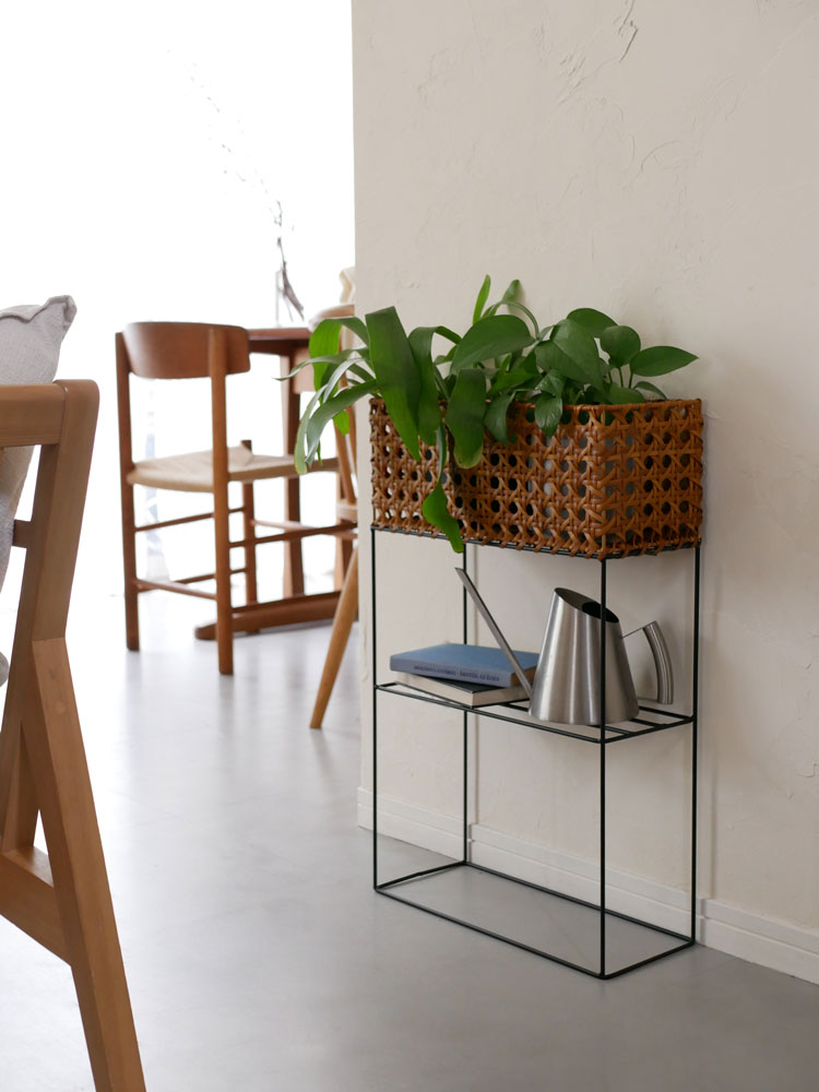 クレエのUTILE Octaポットスタンドに鉢植えと籠製の収納バスケットが配置された写真