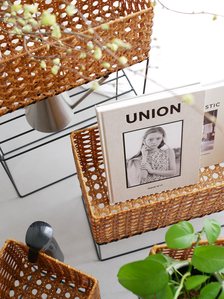 クレエのUTILE Octaポットスタンドに置かれた鉢植えと自然素材のウィッカーバスケット