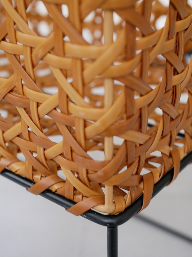 ブラウンの籐とアイアン素材で作られた屋外用「UTILE Octa」ポットスタンド。自然な風合いとバスケット風デザインが特徴的な家具です。