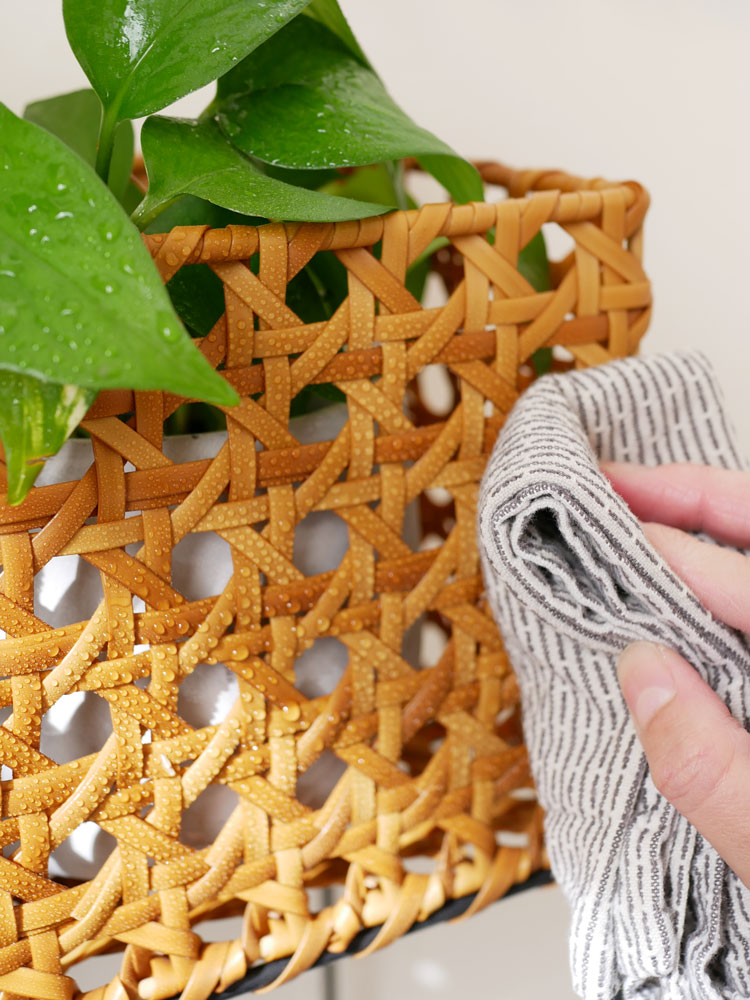 クレエのUTILE Octaポットスタンド。ポリプロピレンとアイアンを使用した自然素材風の編み込み収納バスケットデザインで、家庭内の鉢植え収納に最適。