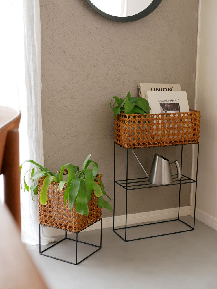 籠編みとメッシュ素材のポットスタンドに花鉢が配置された棚の室内風景