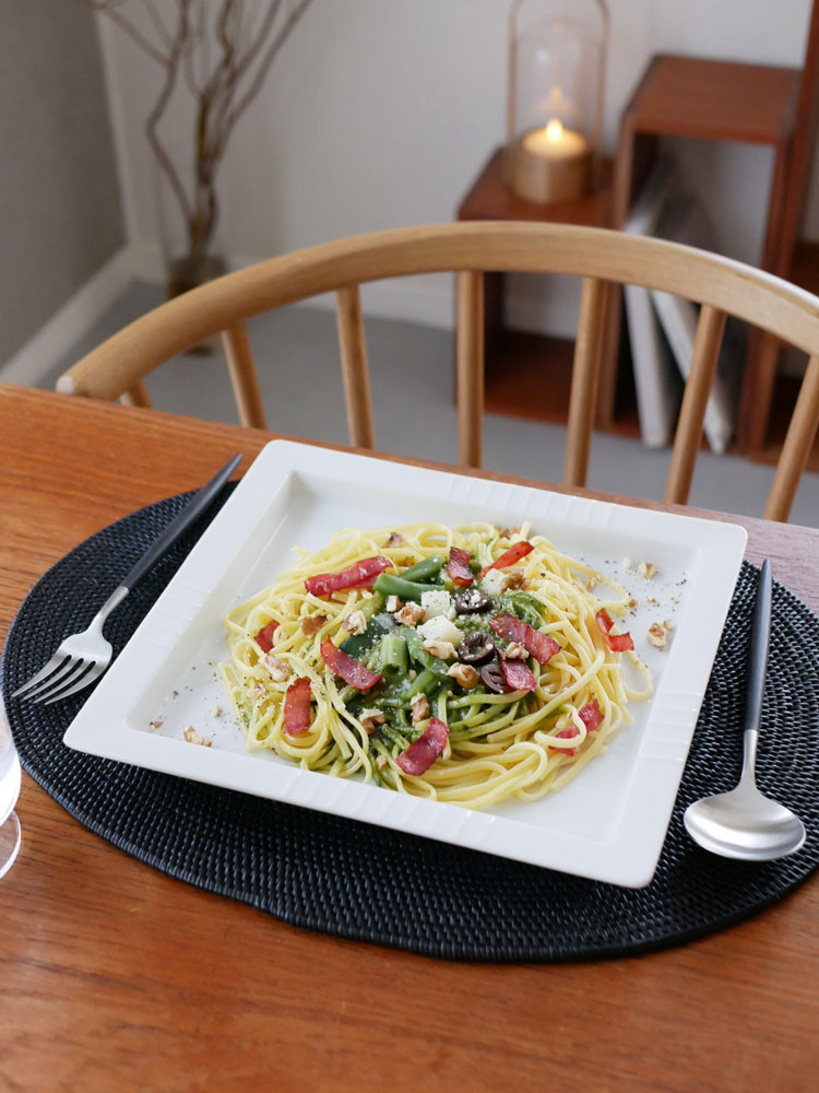 スパゲッティと野菜が盛られた日本製のスクエアディッシュ
