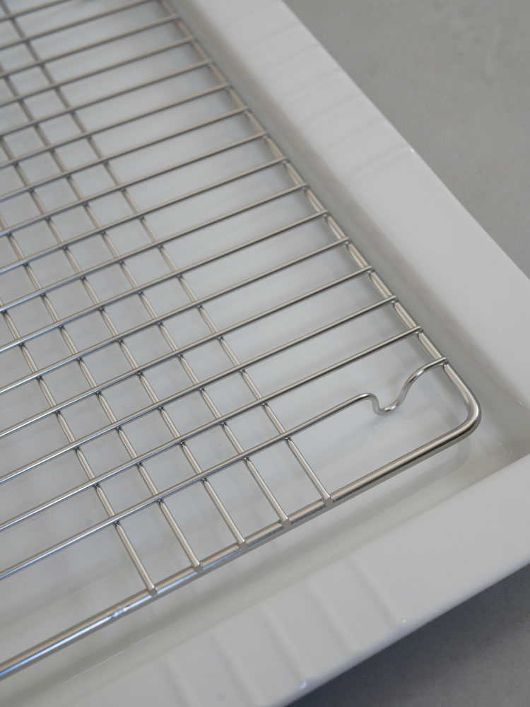 下村企販の日本製スクエア磁器皿と18-8ステンレス製アミがセットになったキッチン用品