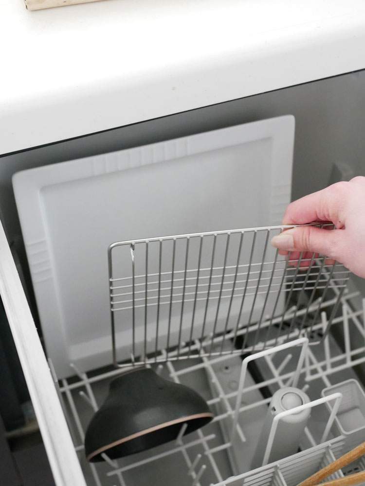 下村企販の日本製スクエアディッシュ アミ付、磁器製の皿と18-8ステンレス製のアミがセットになったキッチン用食器ラック