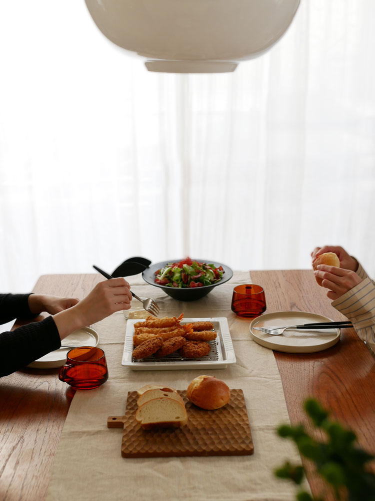 下村企販の日本製スクエア磁器皿と18-8ステンレスアミのセット。25cm幅の皿に果物が盛られています。