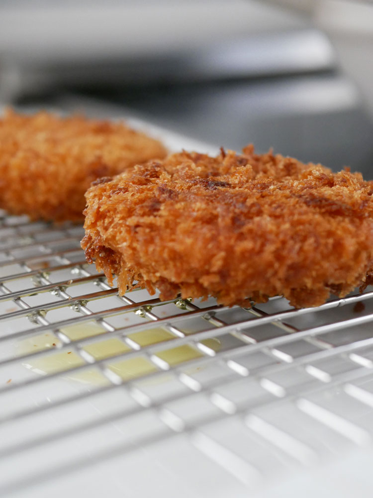 下村企販の日本製スクエアディッシュにパン粉をまぶしたコロッケが盛られた写真