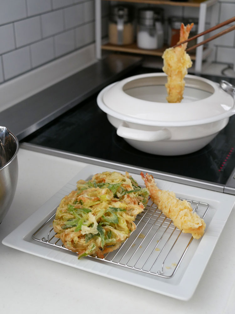 日本製スクエアディッシュと18-8ステンレス製アミがセットになった食器セットの写真