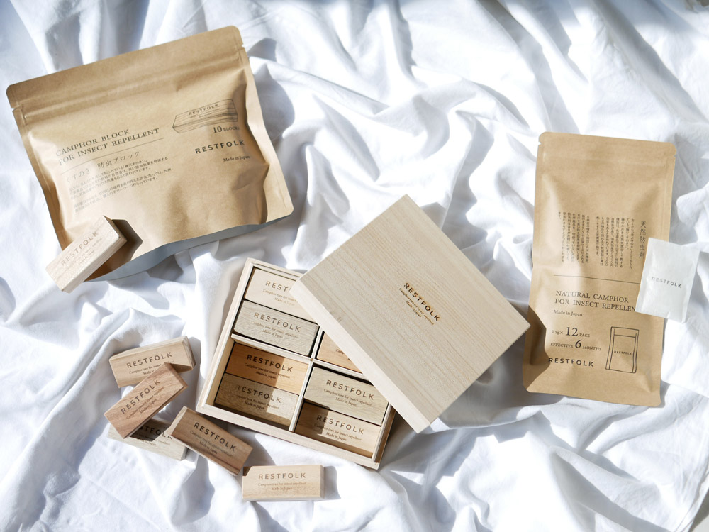 REST FOLKの「カンフル ツリー ブロック」商品の段ボールパッケージとラベル