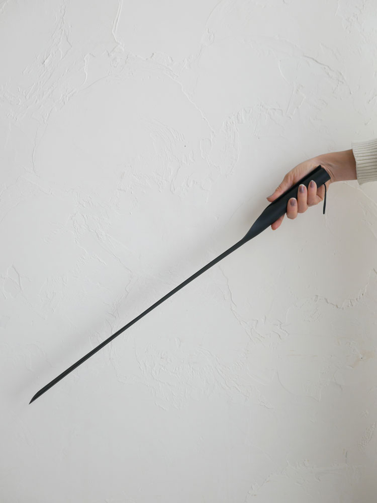 MOHEIM製シューホーン。バルカナイズドファイバー本体とコンクリート土台を持つデザイン性の高い靴履き補助器具