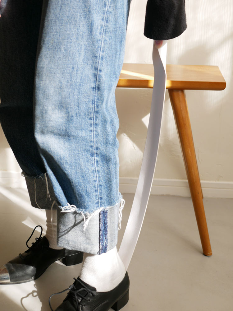 デニムとレザーを使用したストラップ付きドレスシューズ。足首からふくらはぎまでのデザインにポケットを備え、バランスの取れたスタイルが特徴です。