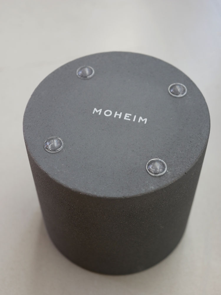 MOHEIM（モヘイム）のシューホーン、シルバー色のバルカナイズドファイバーとコンクリート製、シゲイチロウ武内デザイン